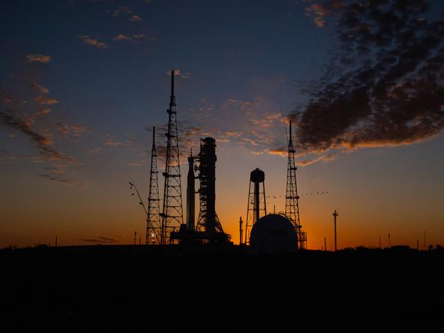 NASA image: Sun sets on Full Artemis II Stack at Launch Pad 39B